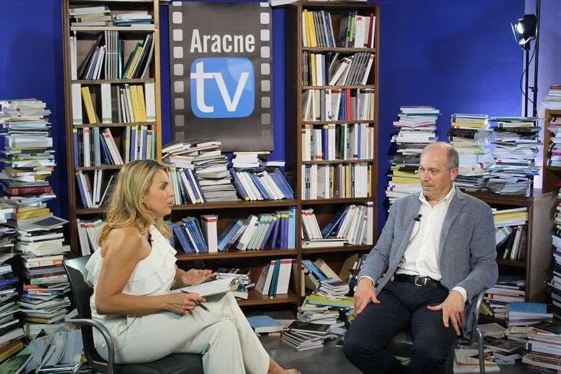 Marino Marini durante un’intervista negli studi Aracne TV